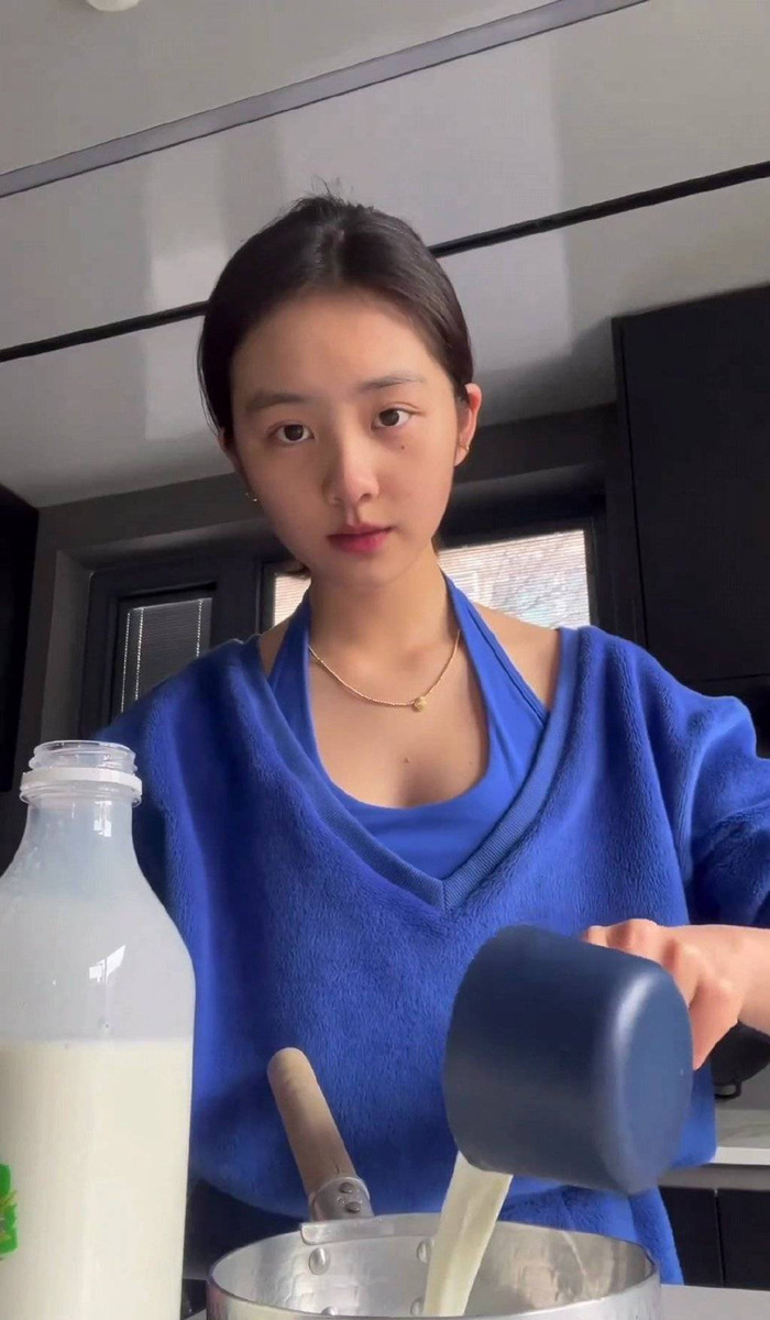 黄磊李湘女儿近照差太多！多多衣着暴露成熟，王诗龄简约穿搭清纯